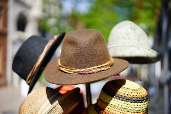 Où découvrir les traditions de la fabrication de chapeaux panaméens en Équateur?